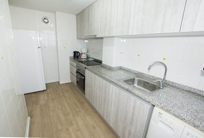 Refrigerador, microondas, horno y cafetera y tetera 