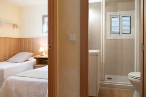 Iron/ironing board, bed sheets