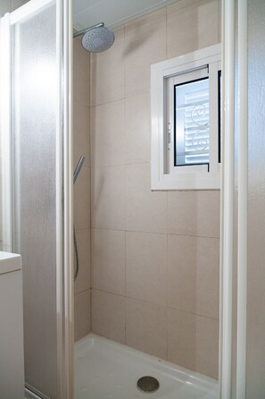 Shower, towels - Apartment with Pool in Cala Crancs area · UHC CASAS BLANCAS 121 (Salou)