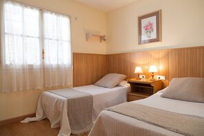 1 dormitorio, tabla de planchar con plancha, ropa de cama