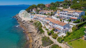 A coastal residential area with houses along the cliffside, overlooking the sea. - Apartment with Pool in Cala Crancs area · UHC CASAS BLANCAS 121 (Salou)