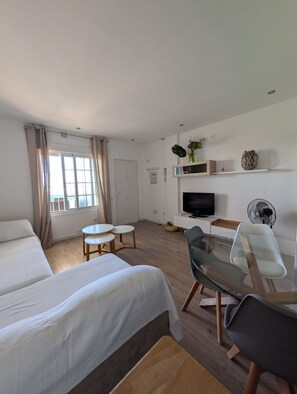 2 bedrooms, iron/ironing board, bed sheets