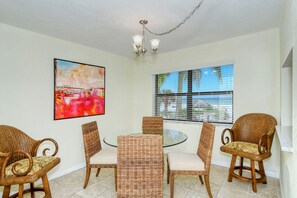 Dining - Beautiful beachfront condo with an ocean view steps from Siesta Key Beach! (Sarasota)