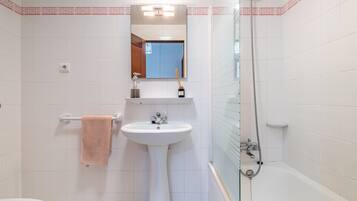 Baignoire, sèche-cheveux, serviettes fournies
