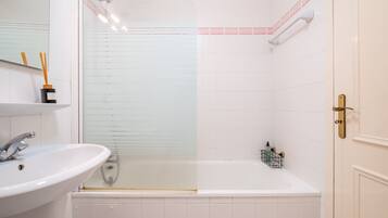 Badewanne, Haartrockner, Handtücher