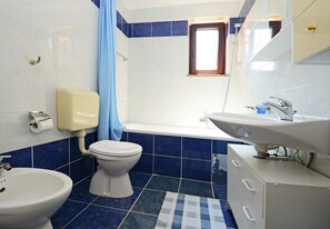 浴缸、提供毛巾