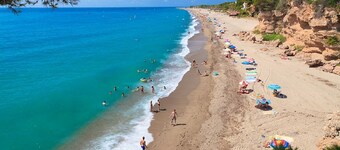 Summer House with Private Garden, BBQ & Pool · UHC CASA MAGNOLIA