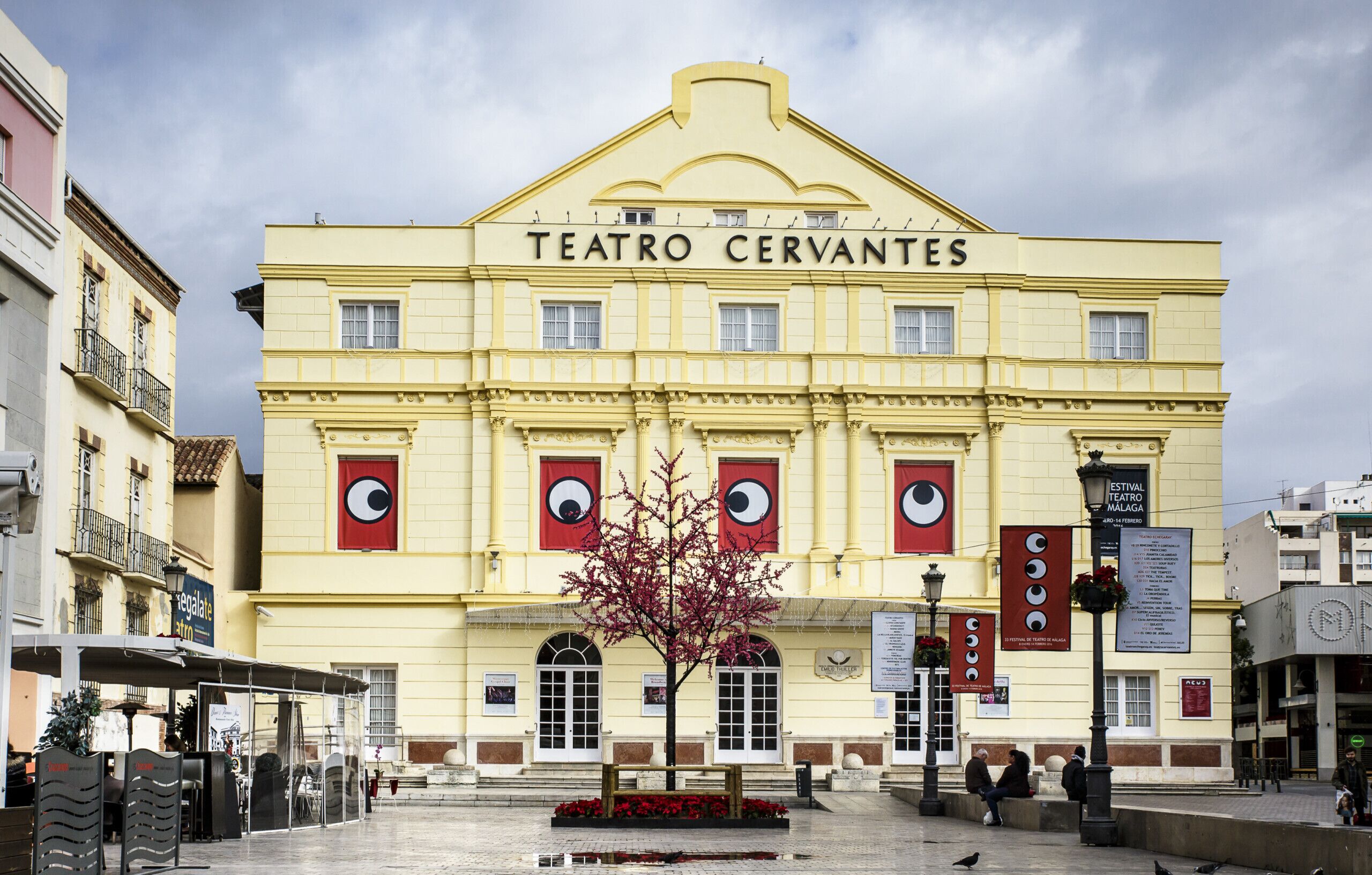 Un bâtiment portant l’enseigne « TEATRO CERVANTES », ce qui indique qu’il s’agit d’un théâtre.
