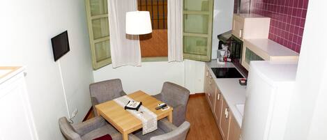 Een koelkast, een microgolfoven, een oven, een kookplaat