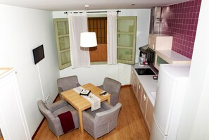 Fridge, microwave, oven, stovetop - SW La Casita de Hinestrosa Estudio Familiar (Málaga)