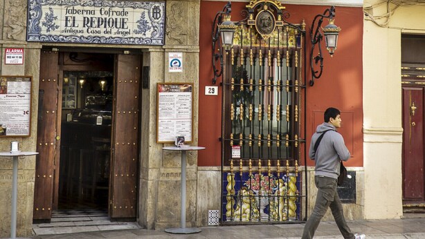 Ein Gebäude mit einem Schild, auf dem „Taberna Cofrade El Repique Antigua Casa del Angel“ steht.