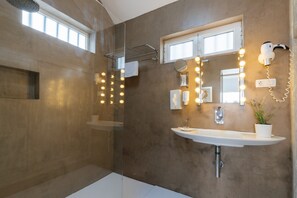 Shower, hair dryer, towels