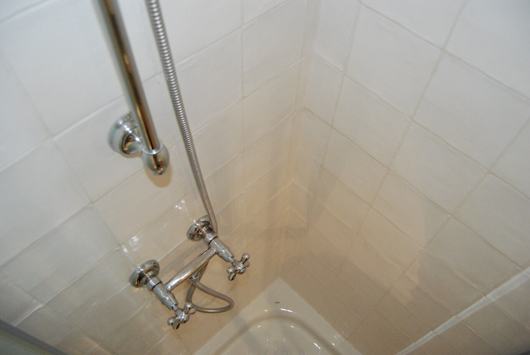 Ein Badezimmerbereich mit Dusche und Badewanne.
