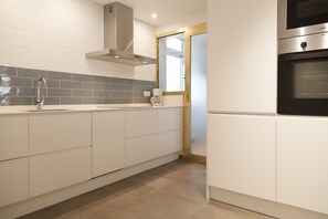 Een koelkast, een microgolfoven, een oven, een vaatwasser