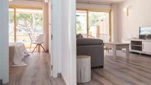 Een moderne woonkamer met een bank, een eettafel en een televisie.