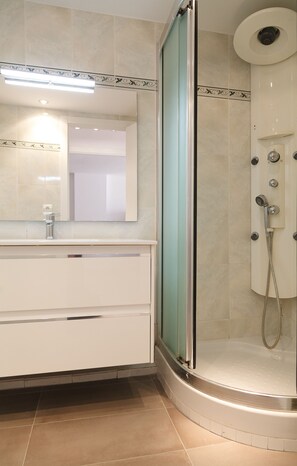 Douche, serviettes fournies