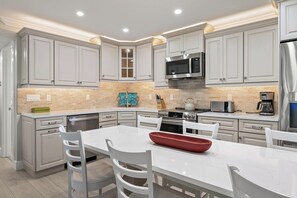 Køleskab, mikrobølgeovn, ovn, kogeplade