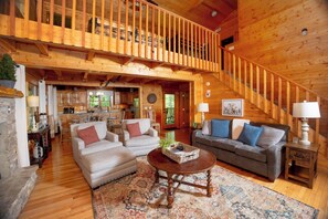 TV, fireplace, video games, DVD player - W/C Accessible, 5mi to Parkway, FREE Resort Amenities, Pool, Putt Putt, Etc. (Sevierville)