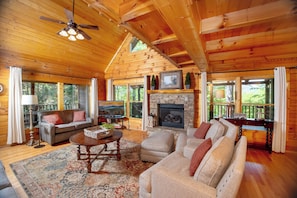 TV, fireplace, video games, DVD player - W/C Accessible, 5mi to Parkway, FREE Resort Amenities, Pool, Putt Putt, Etc. (Sevierville)