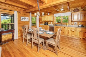 Dining - W/C Accessible, 5mi to Parkway, FREE Resort Amenities, Pool, Putt Putt, Etc. (Sevierville)