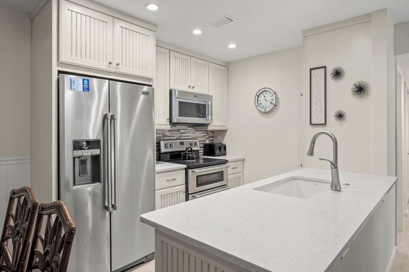 Refrigerador, microondas, horno y parrilla de estufa