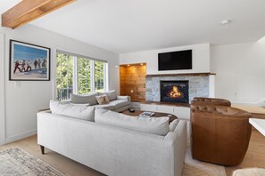 Smart TV, fireplace, DVD player, ping pong