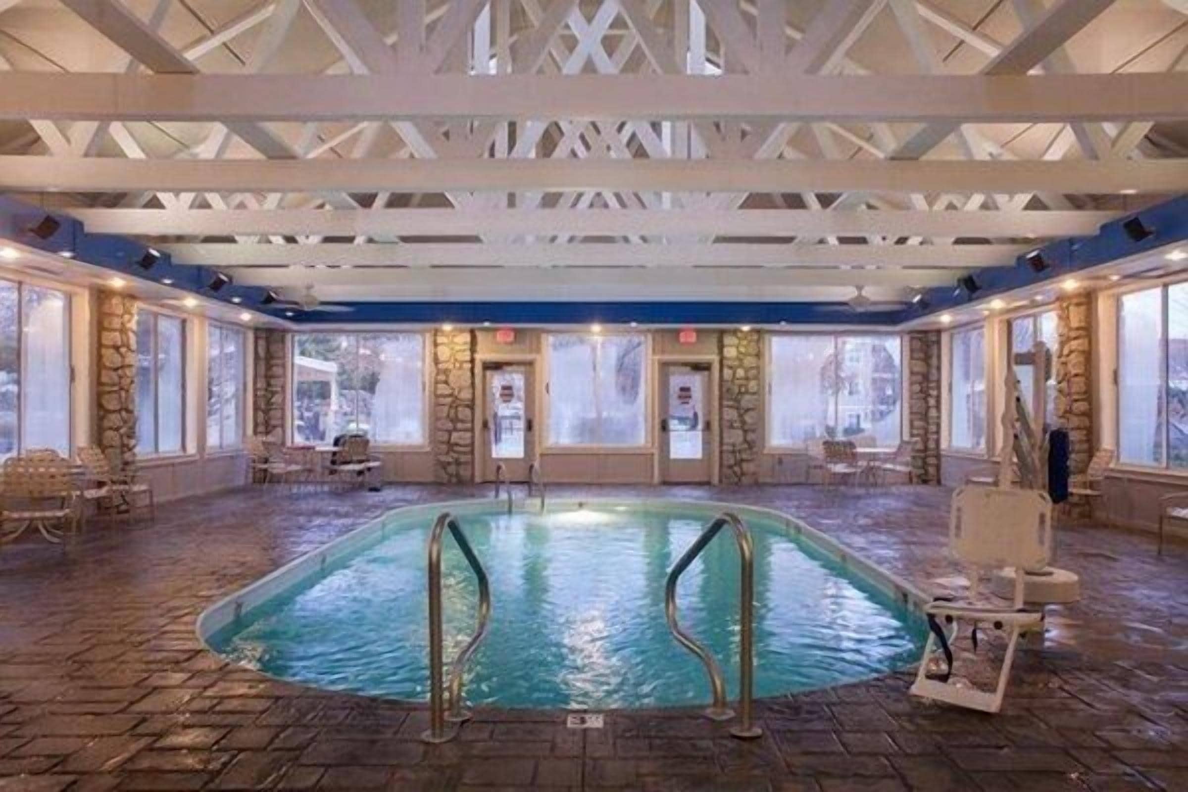 Branson, MO: One Bedroom Condo with Five Outdoor Swimming Pools, Sports & More!