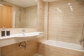 Bathtub, towels - Spacious family apartment with sea views and pool · UHC MAR AUGUSTA 083 (Cambrils)
