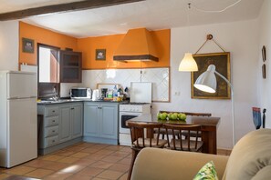 Fridge, microwave, oven, coffee/tea maker