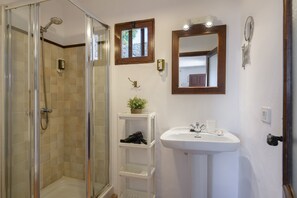 Shower, hair dryer, towels - Casa Los Divisos, small cozy cottage in La Villa de Teguise (Teguise)