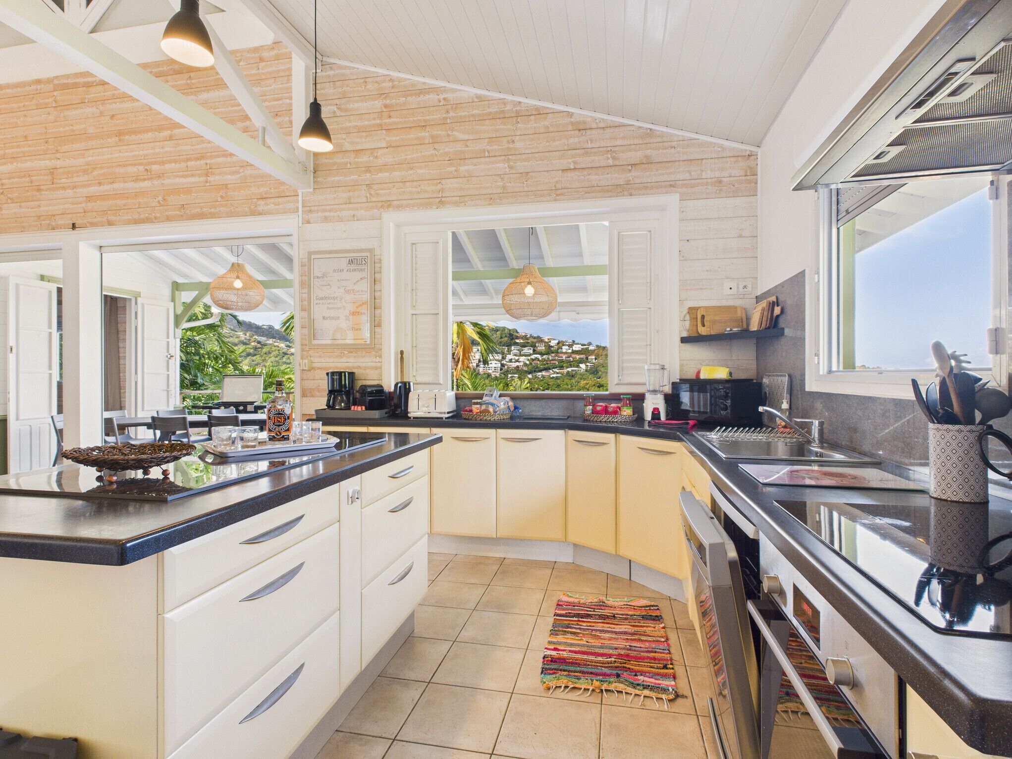 Cafetière/bouilloire, réfrigérateur, micro-ondes, four