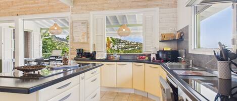 Coffee/tea maker, fridge, microwave, oven