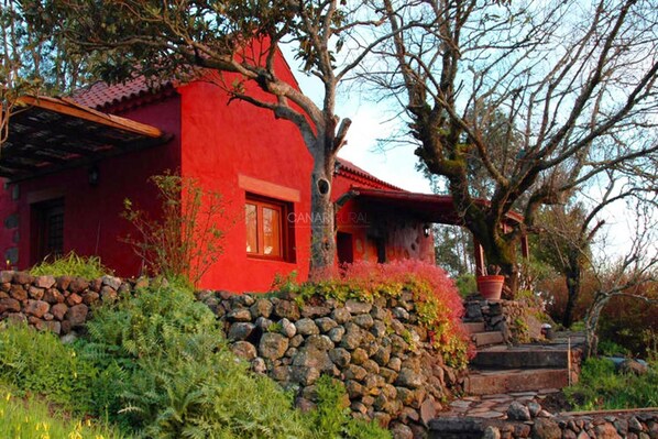 Exterior - Enchanting 2-Bedroom Canarian House with Private Pool in Fontanales, M (Carretera Moya Palmital)