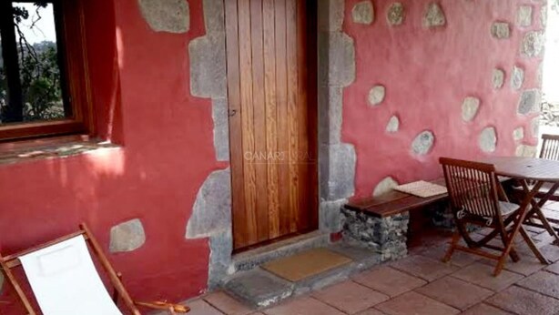 Outdoor dining - Enchanting 2-Bedroom Canarian House with Private Pool in Fontanales, M (Carretera Moya Palmital)