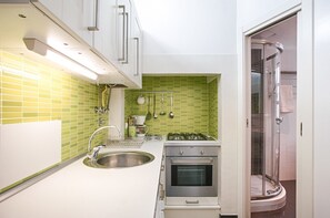 Frigorífico, microondas, horno y placa de cocina