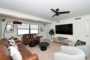 TV connectée, lecteur de DVD, livres, espaces bureaux