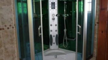 Comfort Room | Bilik Mandi | Gabungan pancuran/tab mandi, hulu semburan mandi hujan