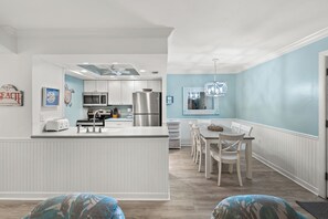 Køleskab, mikrobølgeovn, ovn, kogeplade