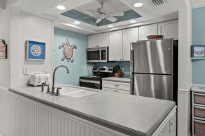 Køleskab, mikrobølgeovn, ovn, kogeplade