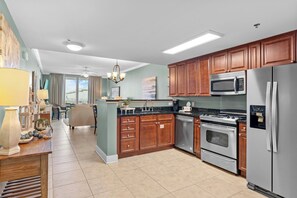 Refrigerador, microondas, horno y parrilla de estufa 