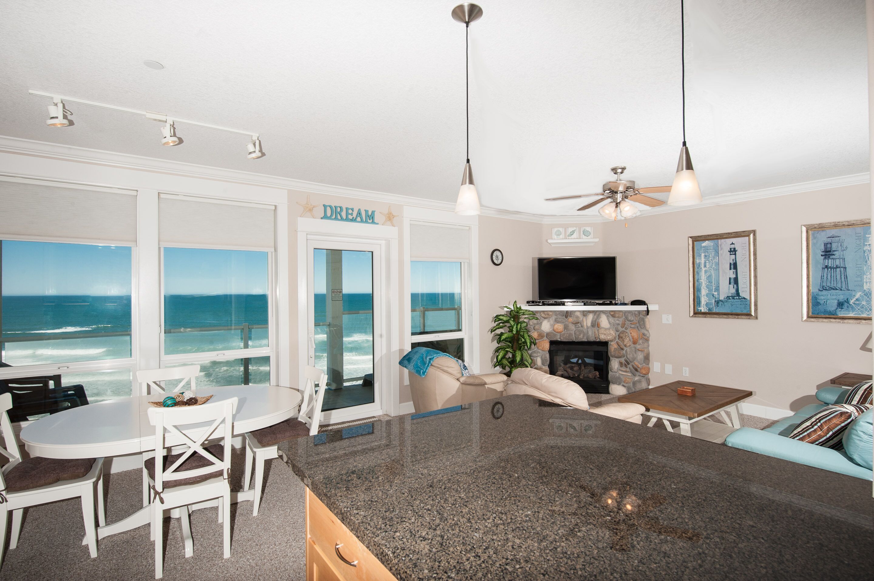 TV connectée, cheminée, lecteur de DVD, livres