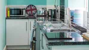 Luxury House | Private kitchen | Fridge, microwave, oven, stovetop - No.6 Tulip Cottage (Belford)