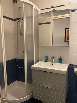Dusche, Haartrockner, Handtücher