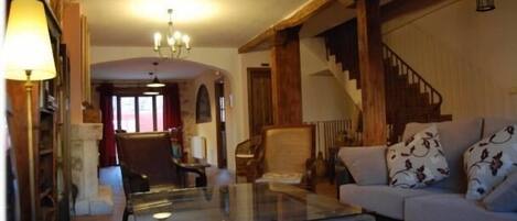 Televisie, een open haard en boeken