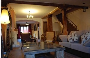 TV, fireplace, books - La Noguera de Socasa for 14 people (Brihuega)