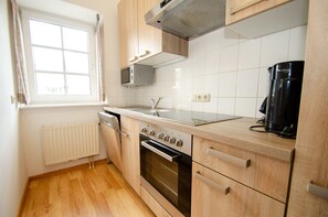 Kühlschrank, Mikrowelle, Ofen, Geschirrspüler