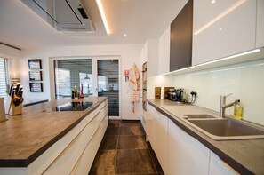 Kühlschrank, Mikrowelle, Ofen, Geschirrspüler