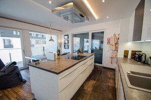 Refrigerador, microondas, horno y lavavajillas 