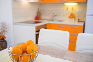 Cozinha com armários laranjas e uma pia.