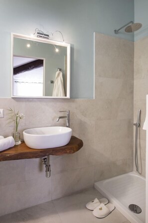 Shower - Montestigliano, an authentic farmhouse in the heart of Tuscany, is an oasis of peace and beauty that offers its guests refined residences and an enchanting view (Rosia - Sovicille)